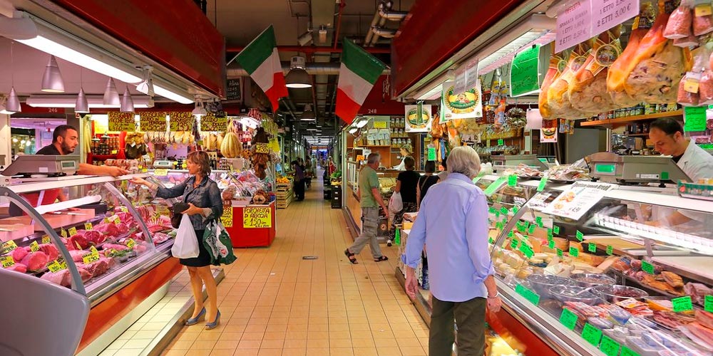 Красные ряды с многообразием мясных деликатесов на любой вкус и цвет