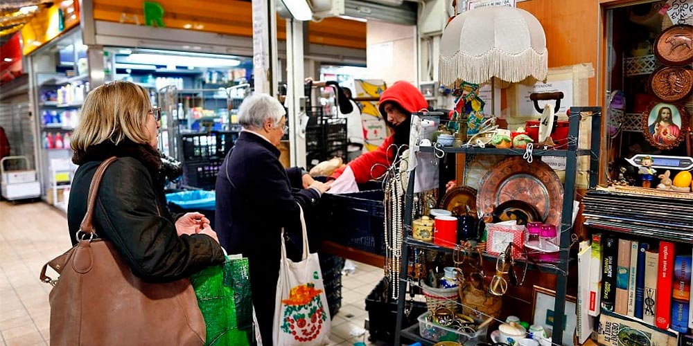 Пункт приема так называемого «мусора» работает как сервис купли-продажи и вторичного использования старых вещей