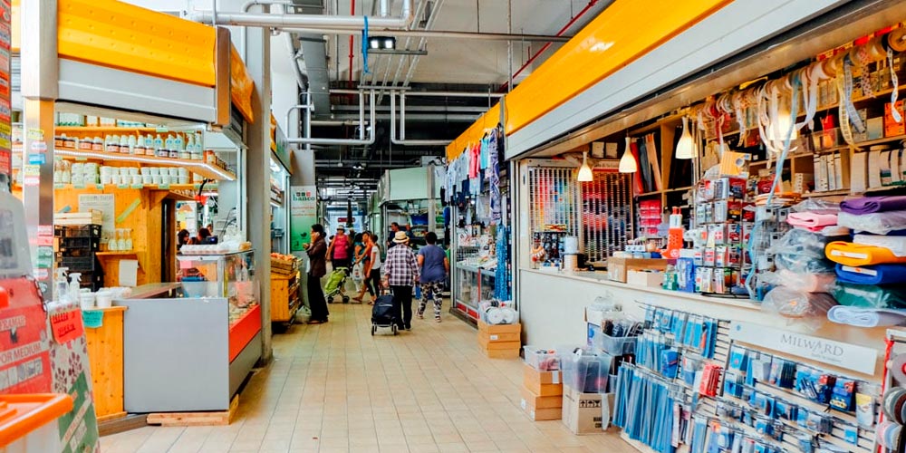 Желтые ряды рынка, где продаются хозяйственные товары и прочие необходимые в повседневной жизни вещи