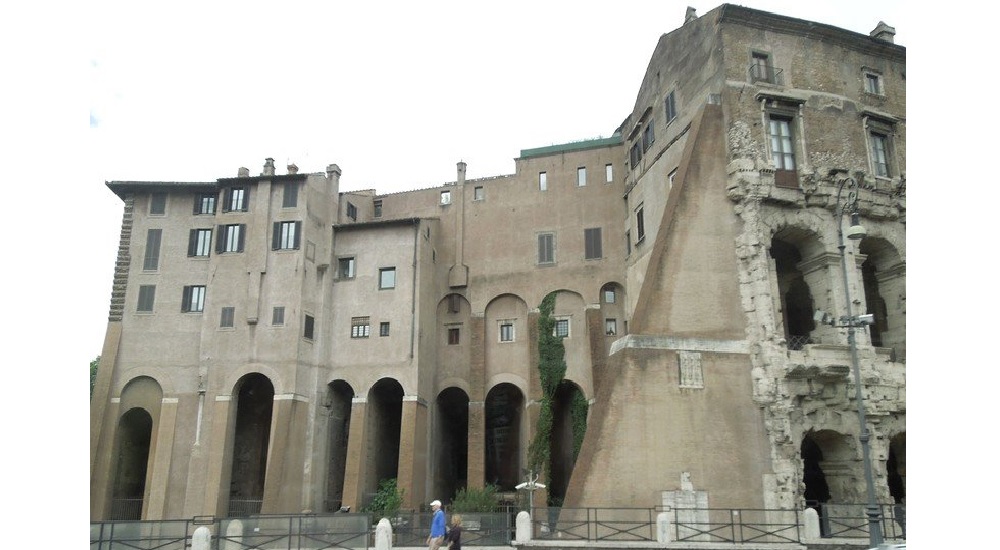 Вид театра с обратной стороны