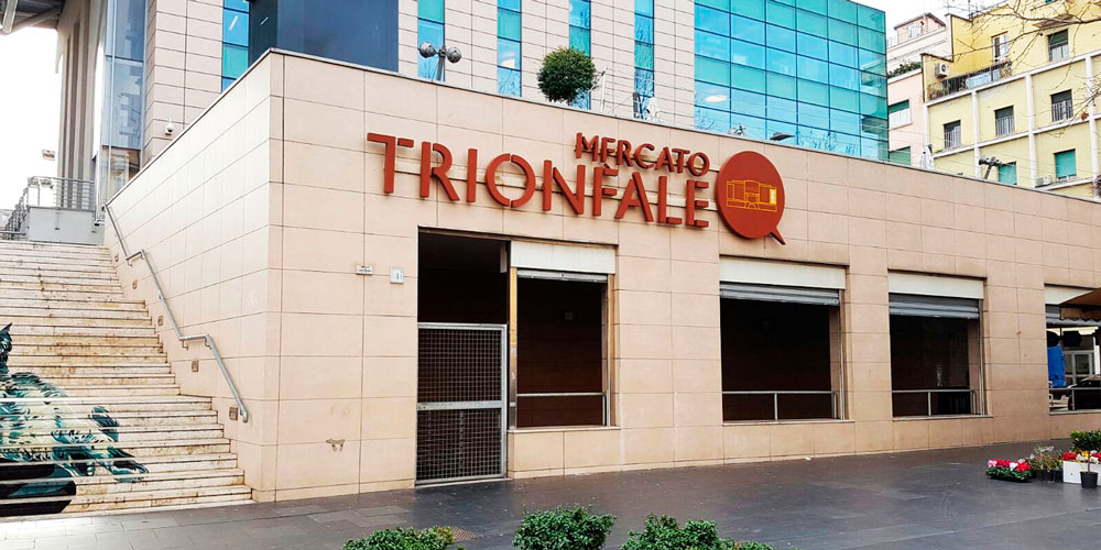 Фасад современного здания рынка со стороны улицы via Andrea Doria