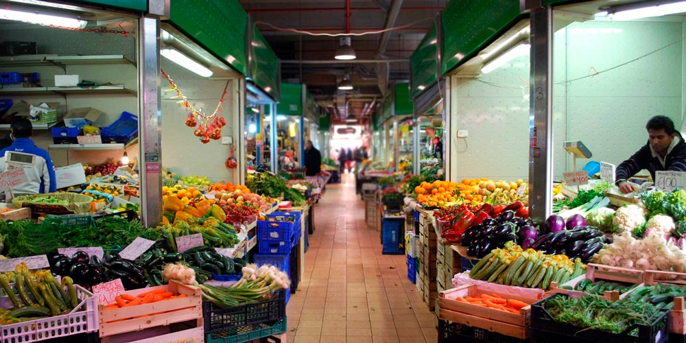 Прилавки со свежими овощами и фруктами, «зеленый» отдел рынка